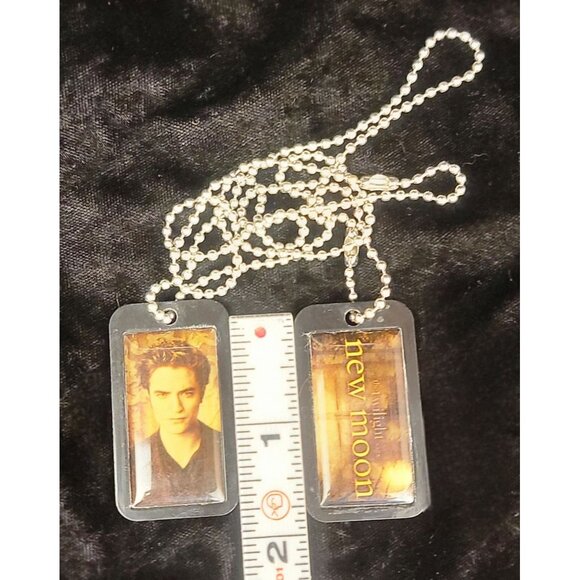 Collectible Twilight Saga:  Edward Cullen New Moon Dog Tags - Picture 4 of 10